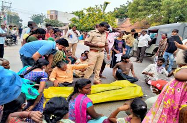 పక్కింటి అమ్మాయిని చుసాడంటూ దేహశుద్ది .. అవమానంతో ఆత్మహత్య !