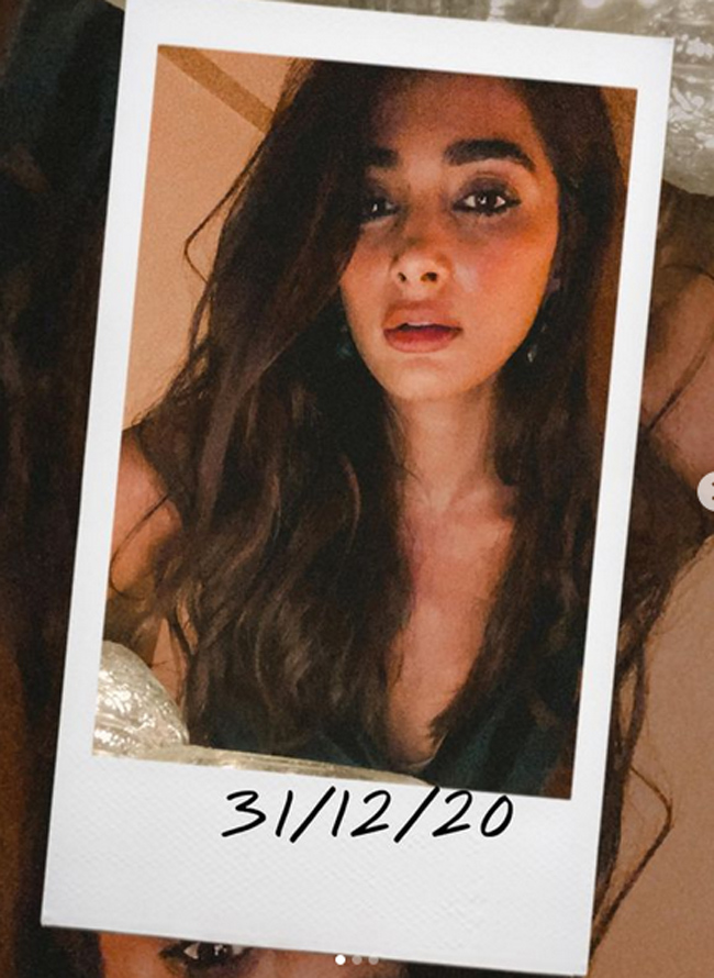 Pooja%20Hegde%20Glamourous%20Photos_17.j