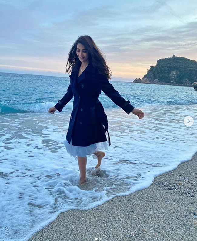 Pooja%20Hegde%20Glamourous%20Photos_18.j