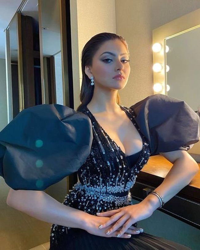 Urvashi%20Rautela%20Alluring%20Pictures_