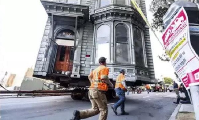 139 ఏళ్ల నాటి ఇల్లు .. రోడ్డుపై అలా నడిచివెళ్లింది.. వైర‌ల్ వీడియో