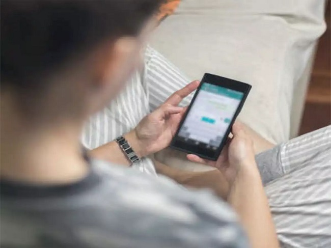 లవర్ ప్రైవేట్ వీడియోస్ తో బ్లాక్ మెయిల్ ... ఏకంగా 10 మందిని ..