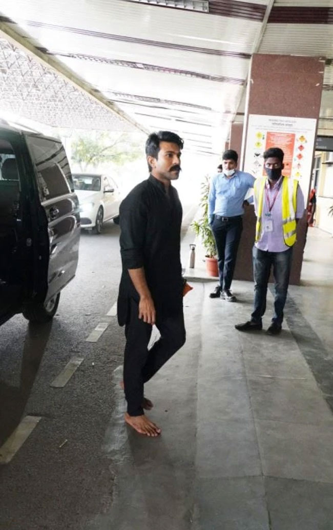 రాజమండ్రి చేరుకున్న చరణ్.. అందుకోసమేనా?