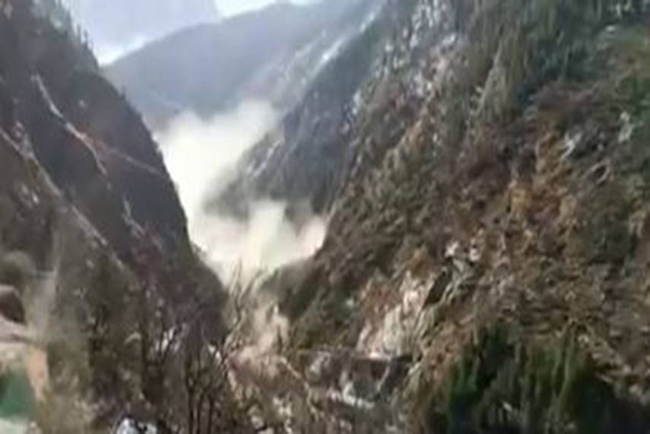 వరద బీభత్సం .. నీళ్లల్లో మునిగిపోయిన గ్రామం..!