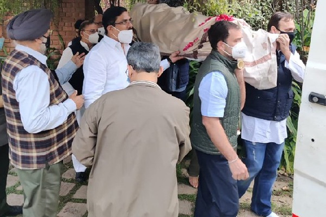 కేంద్ర మాజీ మంత్రి  పాడె మోసిన రాహుల్ గాంధీ !