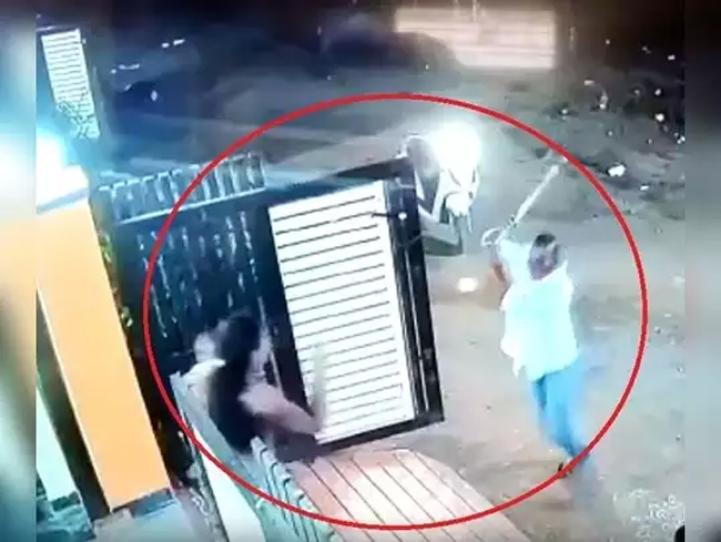 జైలుకు పంపిందన్న కోపంతో గొడ్డలితో నరికాడు