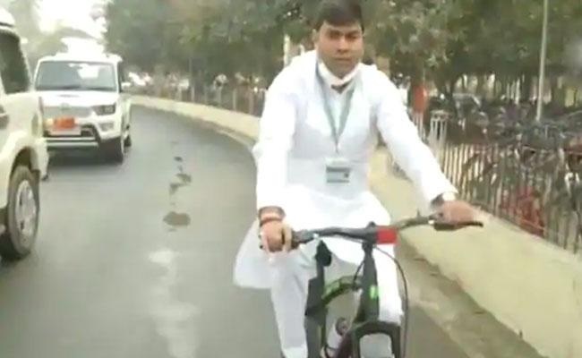 భారీగా పరిగిన ఇంధన ధరలు .. సైకిల్‌ పై అసెంబ్లీకి వచ్చిన ఎమ్మెల్యే!