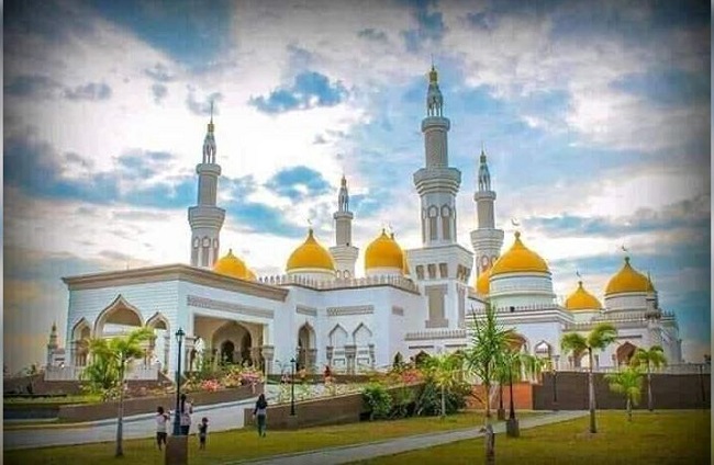 రాజా? లేక అపర కుబేరుడా ? .. బంగారు భవనం.. ఏడు వేల లగ్జరీ కార్లు.. !