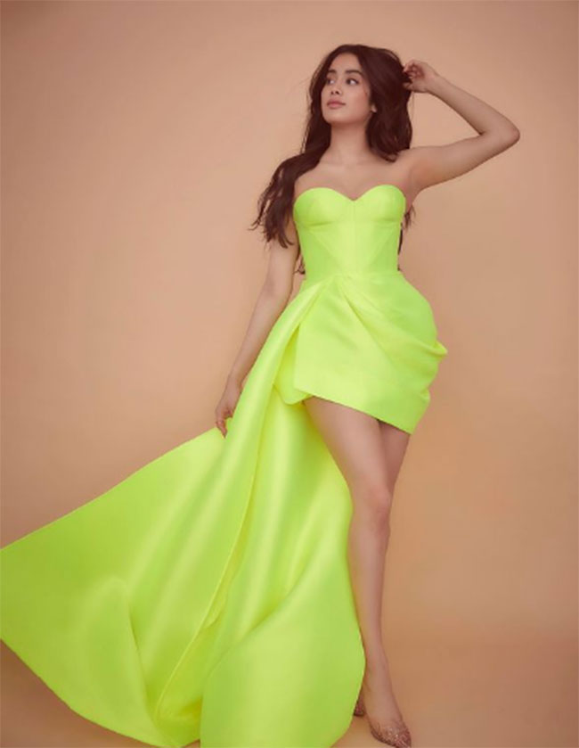 జాన్వీ వ‌ర్సెస్ రూహీ.. వ్వావ్ వ్వాటే లుక్!