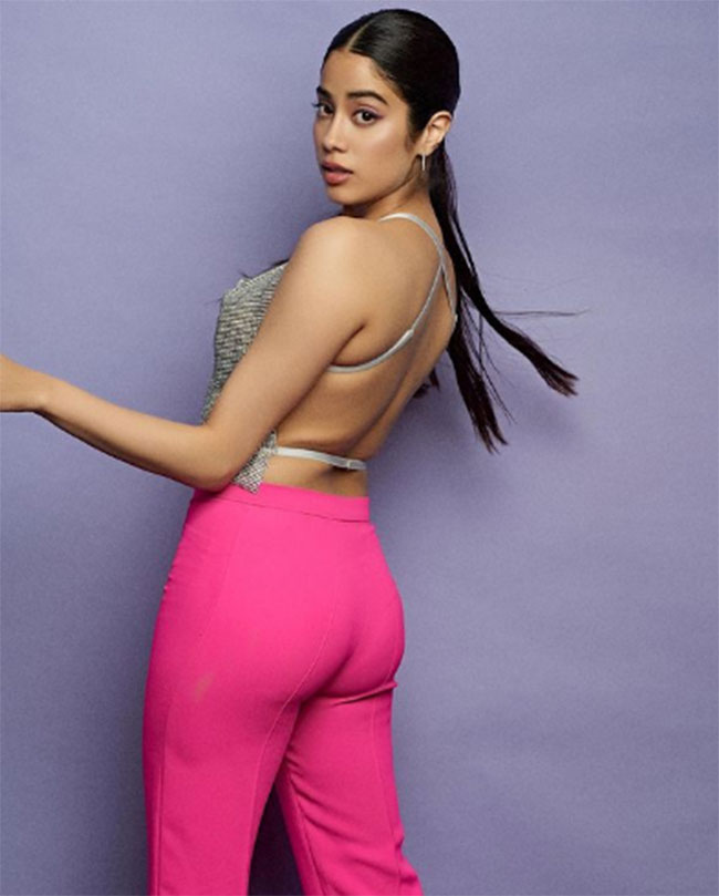 వాలు చూపుల‌తో వ‌ల‌లు వేస్తున్న జాన్వీ