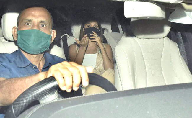 సీక్రెట్ గా బోయ్ ఫ్రెండ్ ఇంటికి.. కానీ అక్క‌డ సీన్ చూసి షాక్ తిన్న కుర్ర బ్యూటీ!!