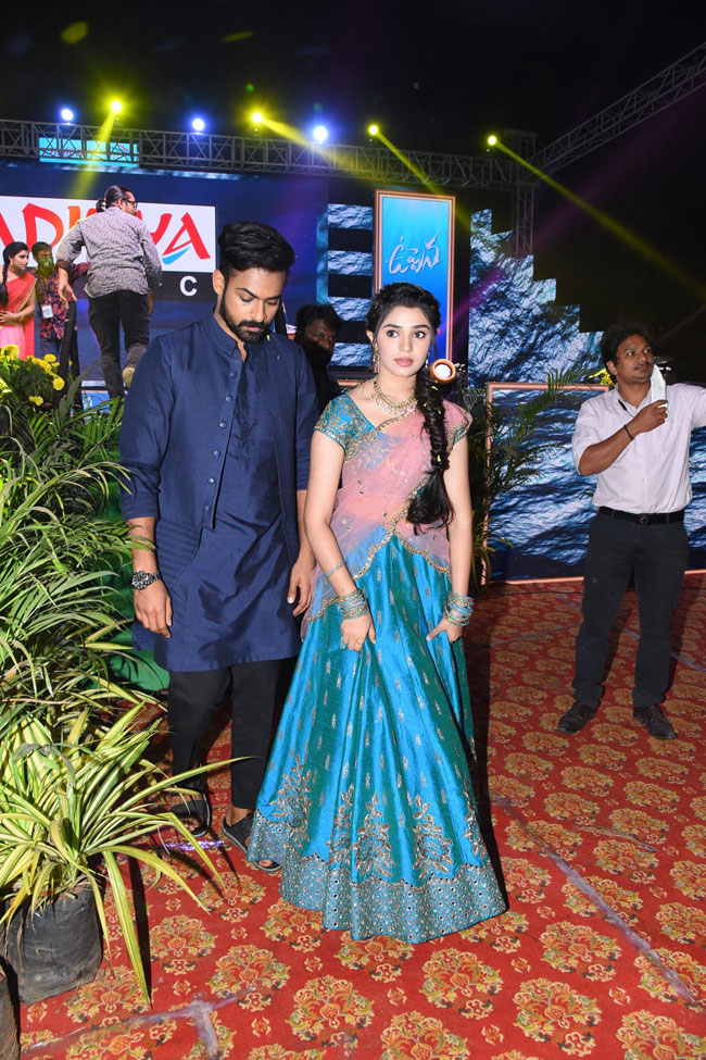 ఉప్పెన వేదికపై బంగారుబొమ్మలా మెరిసిన కృతి శెట్టి