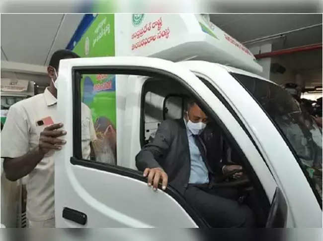 రేషన్ పంపిణీ వాహనాలను పరిశీలించిన నిమ్మగడ్డ .. నిర్ణయంపై తీవ్ర ఉత్కంఠ