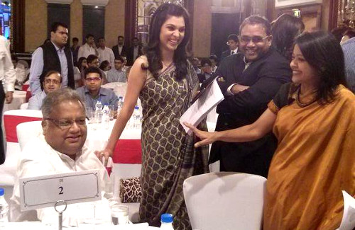 ఆ జంట రోజుకి 18. 4 కోట్ల సంపాదన! ఆ జంట రోజుకి 18. 4 కోట్ల సంపాదన!