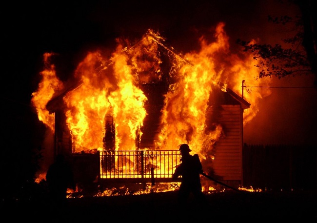 మూడు రోజుల క్రితం పెళ్లి .. పెళ్ళికొడుకు ఇంటికి నిప్పు పెట్టిన బంధువులు !