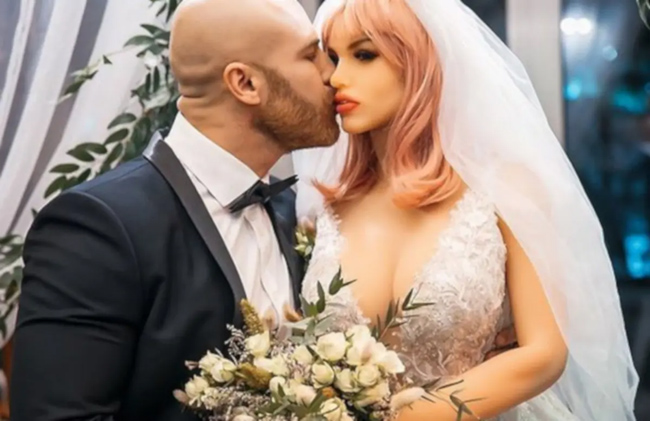 బొమ్మ‌తో శృంగారం.. ఏడాదికాలంగా వ్య‌వ‌హారం.. ఇప్పుడు పెళ్లి చేసుకున్నాడు..!