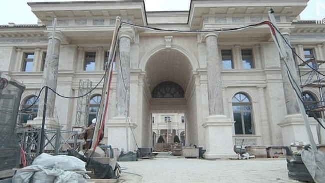 రూ.10 వేల కోట్ల ప్యాలెస్.. బూజు పట్టిందని కూల్చేశారు.. మళ్లీ నిర్మించారు..!