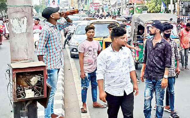 ఇదెక్కడి ఆరాచకం.. పట్టపగలు..నడి రోడ్డు మీద బీర్ తాగేయటమా?