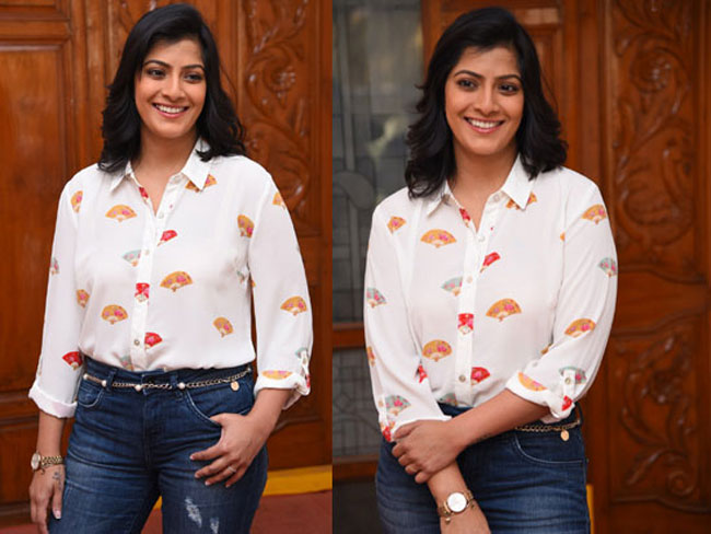 నెగిటివ్ రోల్స్ చేసే ఏకైక హీరోయిన్..!