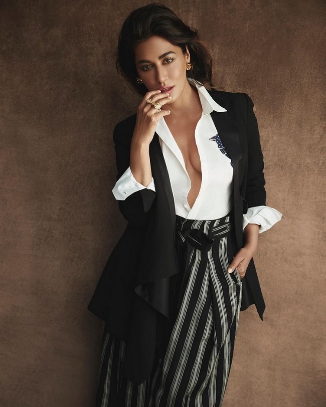 నల్ల కోటులోన ఏదో దాగి ఉంది సిత్రంగా..! ఏంటో అది సిత్రాంగ‌దా!!