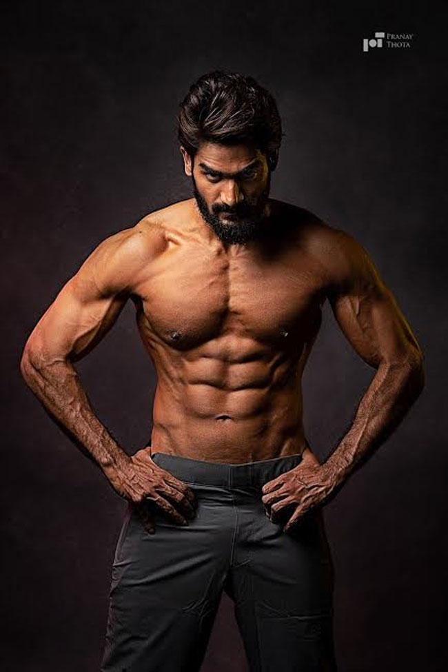 సిక్స్ ప్యాక్ ఫోటోతో సర్ప్రైజ్ చేసిన టాలీవుడ్ యువహీరో!