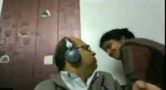 జూమ్ కాల్ లో పెద్ద మనిషికి షాకిచ్చిన భార్య సరసం