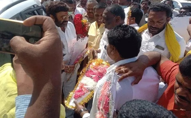 బాల‌య్య స‌మ‌క్షంలో.. టీడీపీలో చేరిన వైసీపీ కార్యకర్తలు!