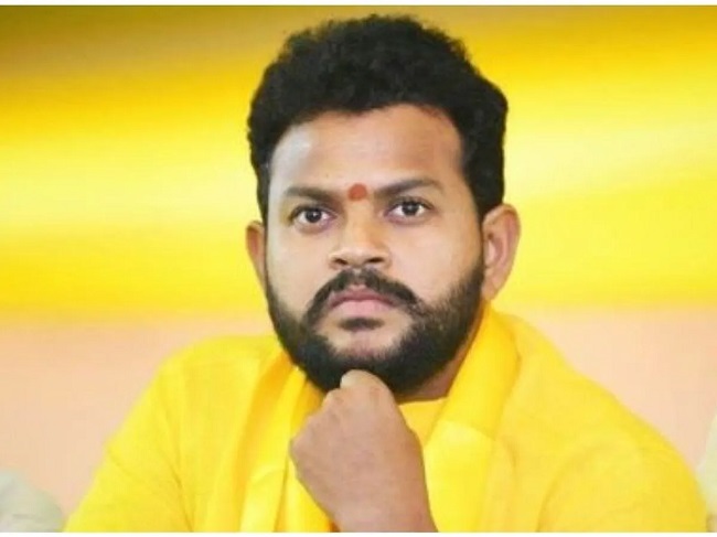 యువ ఎంపీ అత్త, మాజీ మంత్రి భార్య సొంత గ్రామంలో ఓటమి!