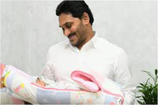 జగన్ ఎత్తుకున్న ఆ చిన్నారి ఎవరు? జగన్ ఎత్తుకున్న ఆ చిన్నారి ఎవరు?