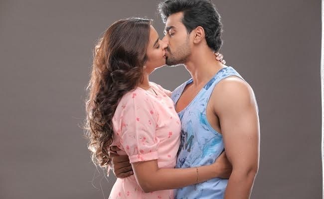 అద‌ర చుంబ‌‌నాల‌తో ఆకాశ వీధుల్లో తేలిపోతున్నారుగా..!