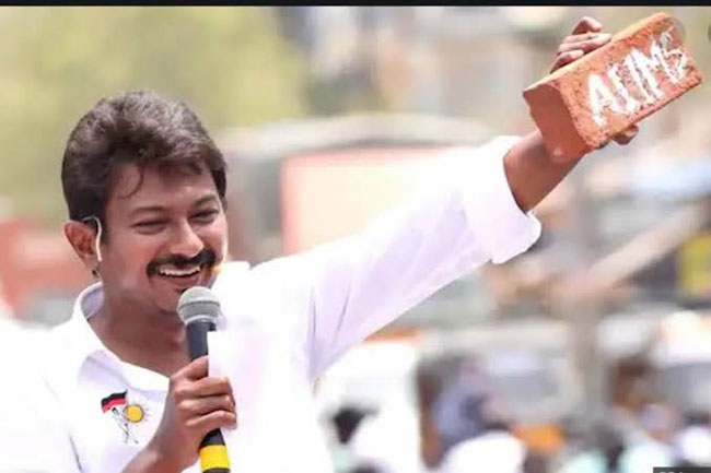 హీరోపై ఇటుక దొంగతనం కేసు నమోదు