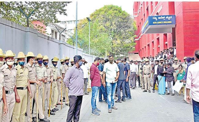 అజ్ఞాతం వీడిన రాసలీలల సీడీ కేసు యువతి .. ఆ తర్వాత ఏమైంది ?