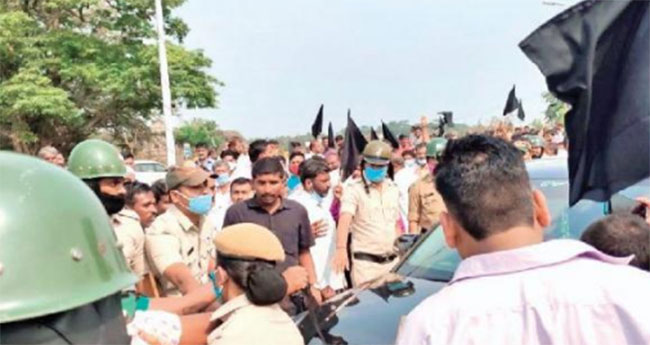 డీకే కాన్వాయ్ పై చెప్పులతో దాడి