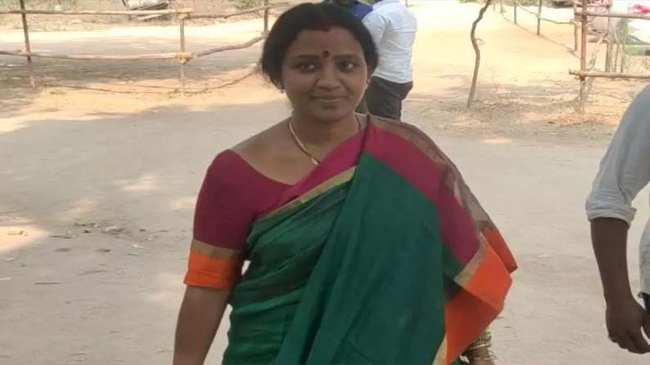 Is Nivedita blackmaining BJP leadership?