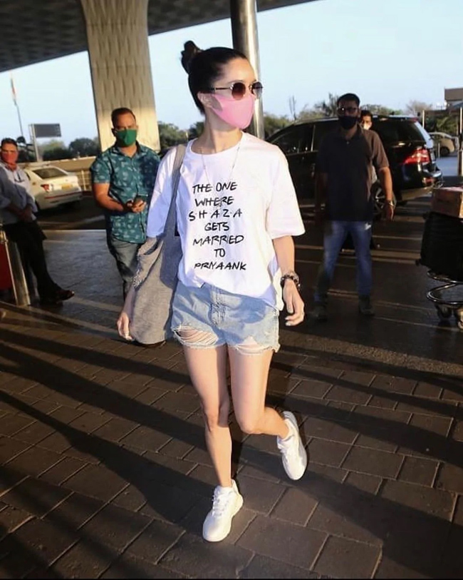 ఫోటో స్టోరి: పొట్టి నిక్క‌రులో షేక్ చేస్తున్న ప్ర‌భాస్ హీరోయిన్