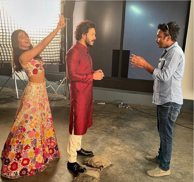 షూటింగ్ సెట్లో పూజా అల్లరి మాములుగా లేదుగా చూస్తే షాకే!