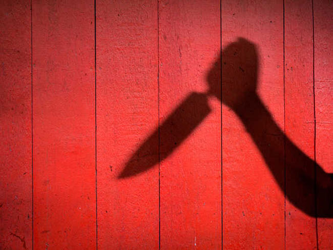 హైదరాబాద్ లో మరో  ప్రేమోన్మాది ఘాతుకం .. యువతిపై కత్తితో దాడి !