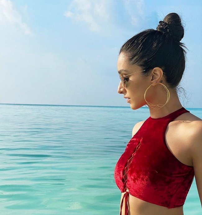 వెర్రెత్తిస్తున్న శ్ర‌ద్ధా రెడ్ హాట్ వెల్వెట్ బికినీ