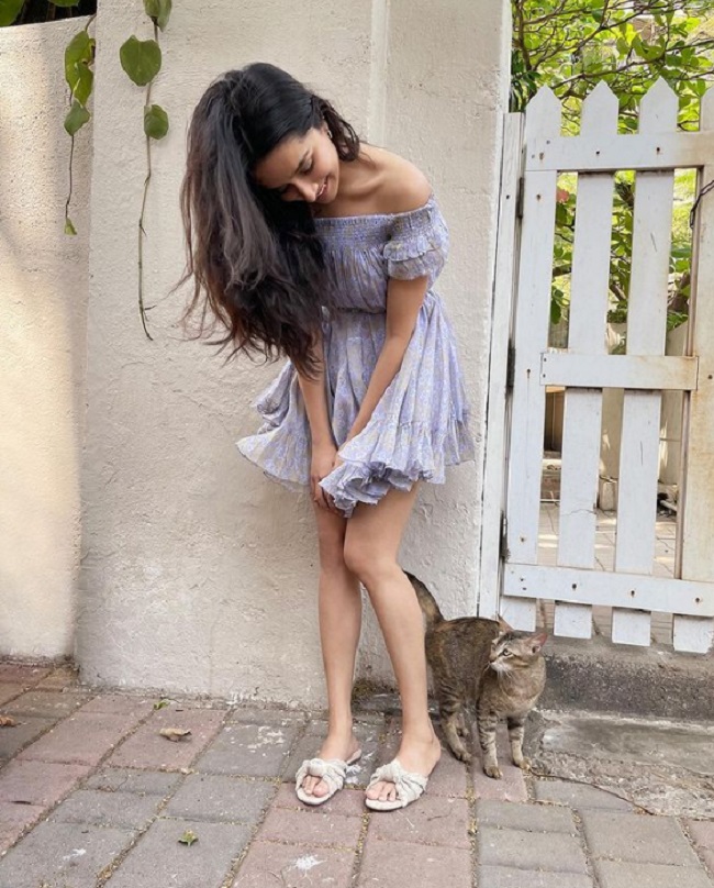 ఫోటో స్టోరి: పిల్లితోనే ప‌రాచిక‌మా శ్ర‌ద్ధా?