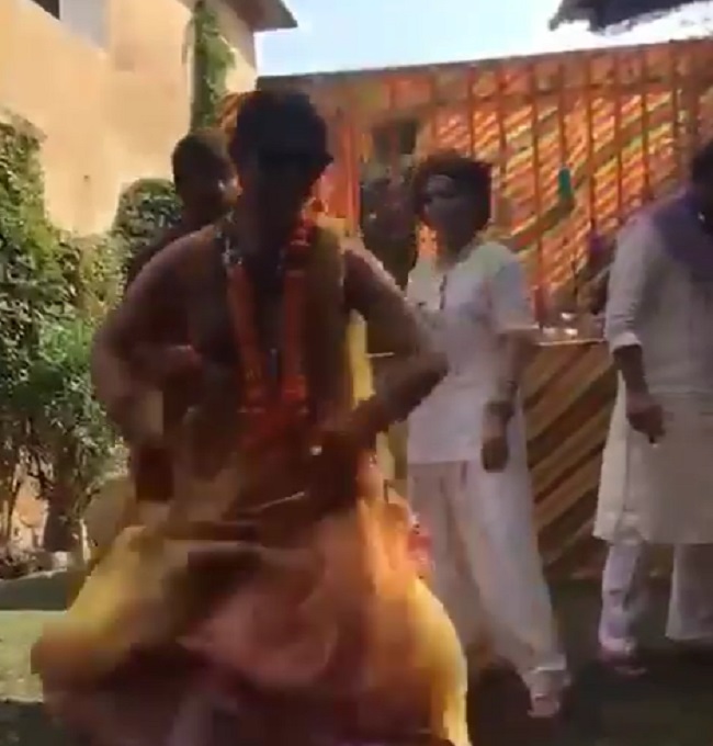 హీరోయిన్ శ్రియా చీర చెంగులు పైకెత్తింది దంచికొట్టింది!