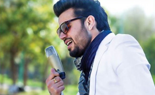 కారు ప్ర‌మాదంలో గాయ‌కుడు దుర్మరణం!