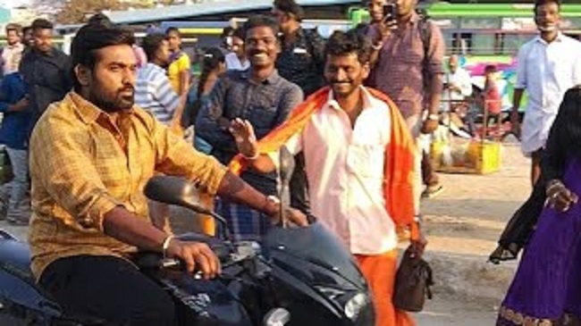 కారు వదిలేసి రోడ్డు పై బైక్ తీసుకెళ్లిన స్టార్ హీరో అసలేం జరిగింది??