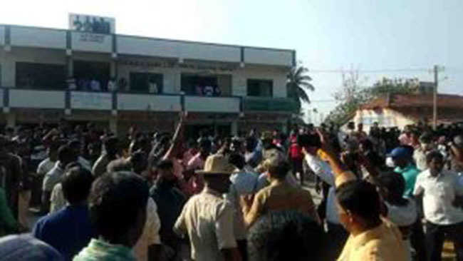 కేజీఎఫ్ హీరో యశ్ తల్లికి.. గ్రామస్తులకు మధ్య వివాదం ఏమిటి?