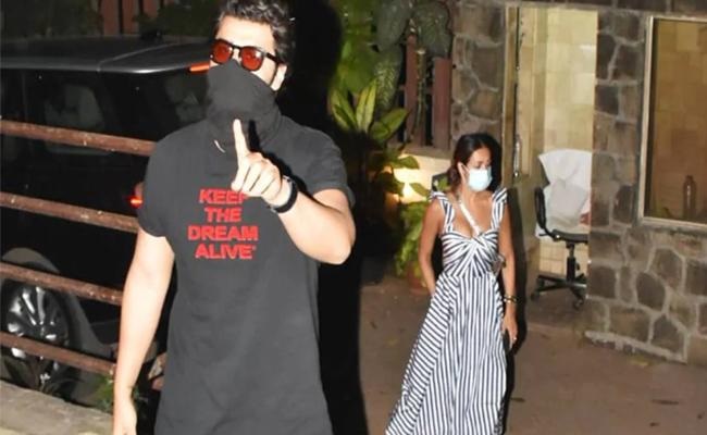 ముందు గోడ దిగ‌వ‌య్యా అంటూ ఫోటోగ్రాఫ‌ర్ కి హీరో క్లాస్!