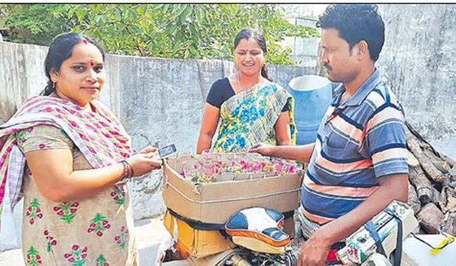 మంచిర్యాలలో ఇంటింటికి వచ్చి పాత మొబైళ్లను కొంటున్నారు