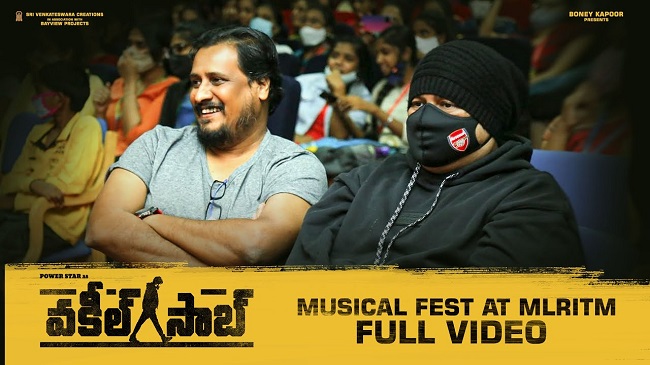 వకీల్‌ సాబ్‌ః రికార్డింగ్ స్టూడియోలో పేపర్లు జల్లిన డైరెక్టర్‌