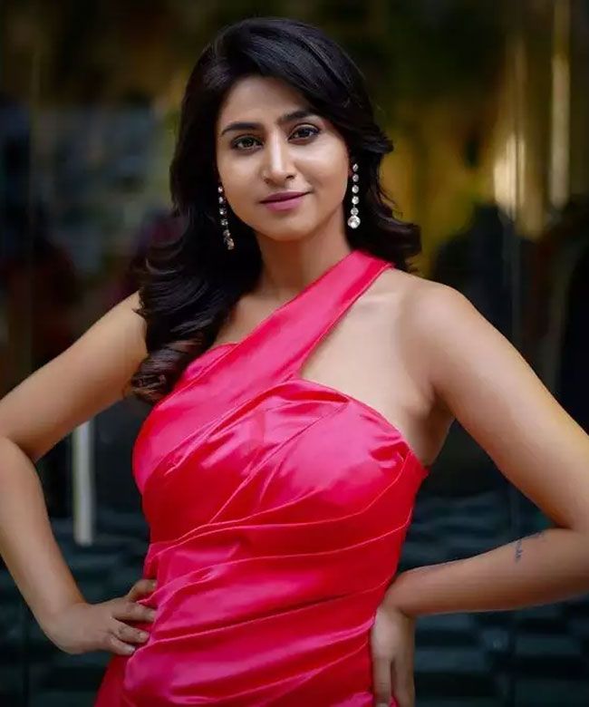 Anchor%20Varshini%20Gallery%20Pics_14.jp