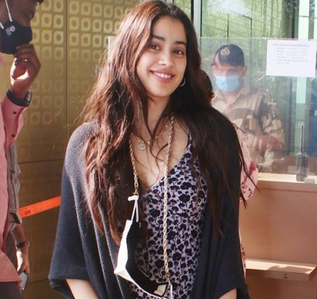 వైరల్ అవుతున్న కపూర్ బ్యూటీ ట్రెండీ లుక్..!