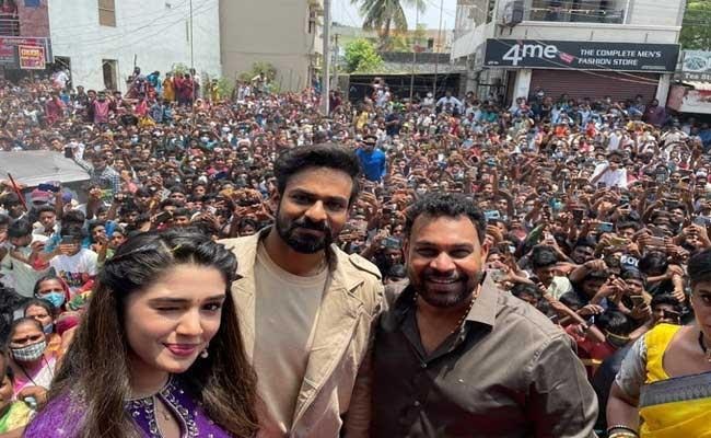 క‌న్నుగీటి సంపేస్తున్న కృతిశెట్టి.. ఖ‌మ్మంలో వైష్ణ‌వ్ తో సంద‌డి!