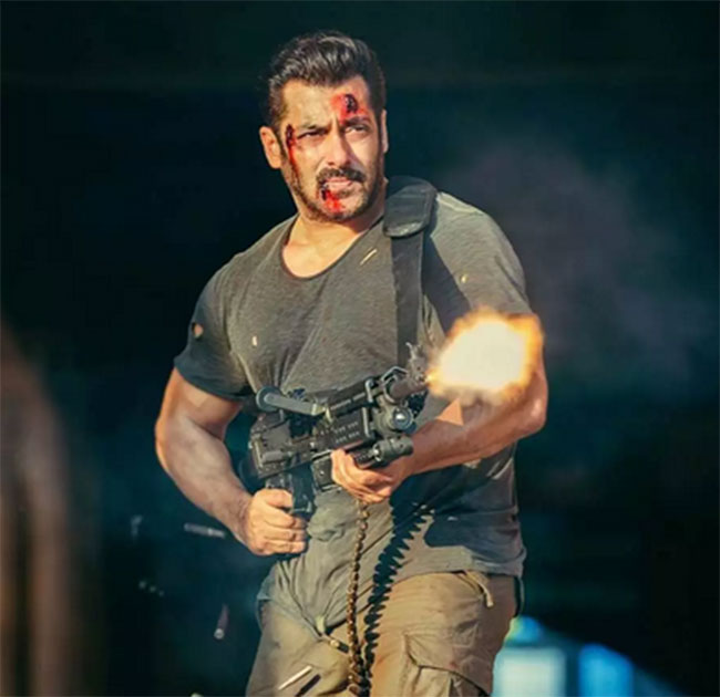 బాలీవుడ్‌ సూపర్‌ స్టార్‌ ను ట్రై చేస్తున్న మన దర్శకుడు